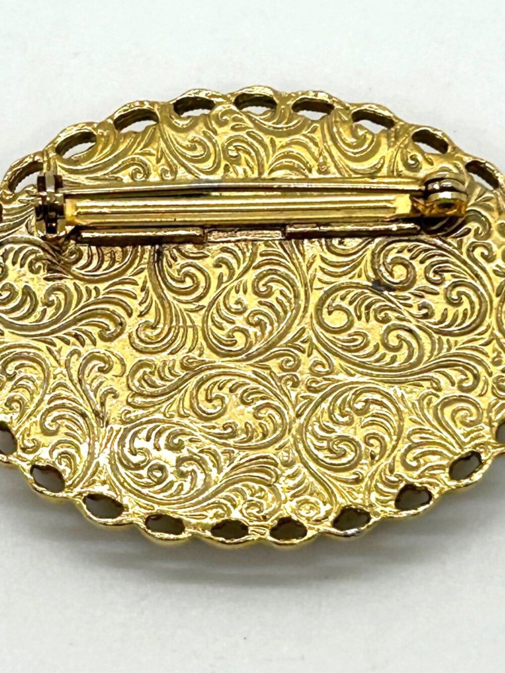 1928 Lotus Flower Brooch Oval Cameo Gold-Tone Filigree Frame Vintage Floral Desi - Picture 5 of 10